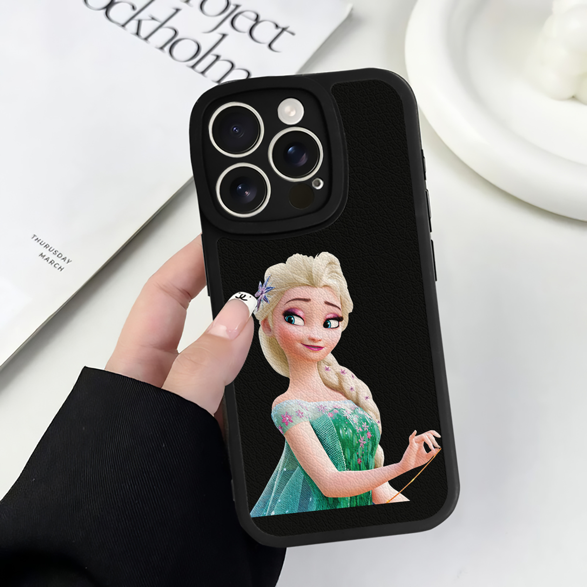 （画像用） アナと雪の女王 アンナ エルサ Frozen Anna Elsa 【iPhone 16シリーズ対応】シリコンスマホケース（レザー調） 材質：シリコン